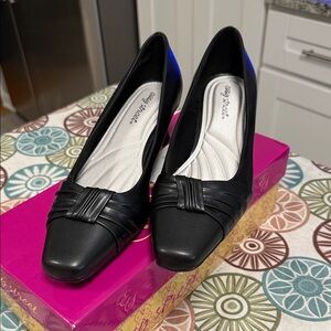 Easy Street Black Heels 9W